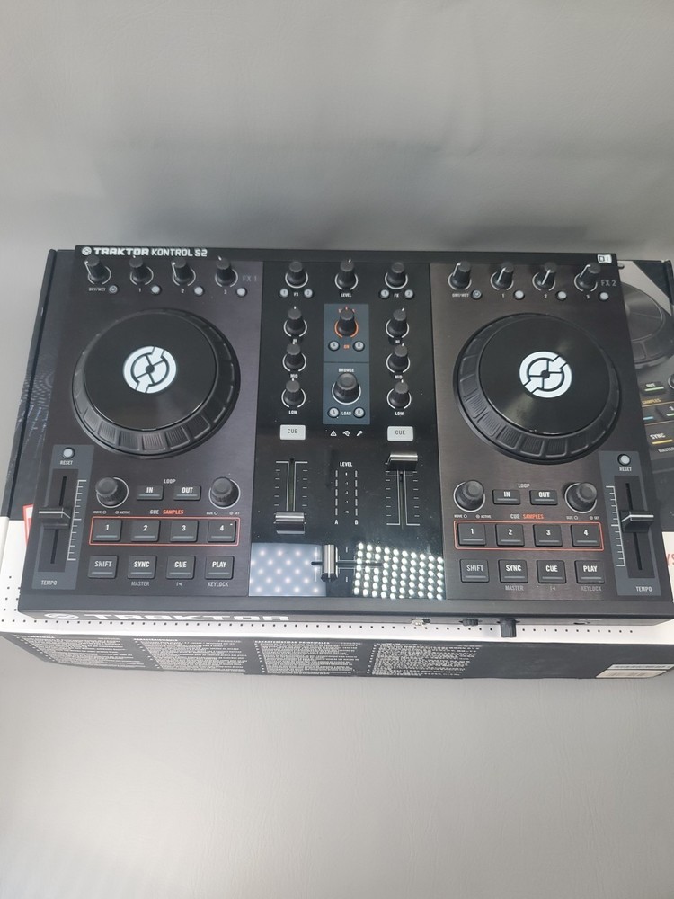 Native Instruments TRAKTOR KONTROL S2 DJ Controller