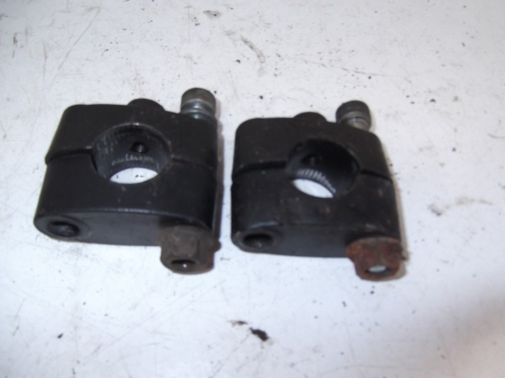 SUZUKI GS125 HANDLEBAR CLAMP