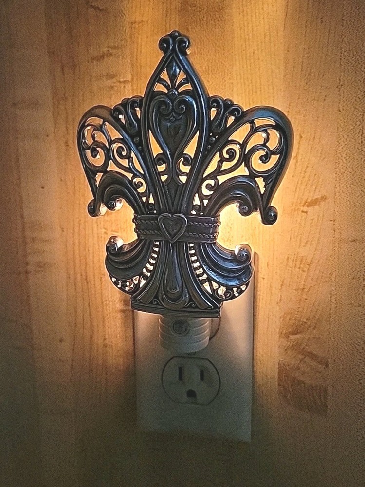 Brighton Nightlight HT100 Fleur de Lis Hearts Night Light Cover Base Silver READ