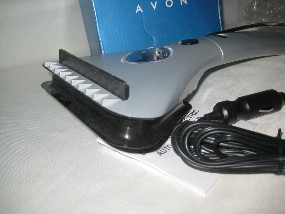 New Avon Easy Reach Auto Windshield Scraper Plugs into 12 Volt Socket