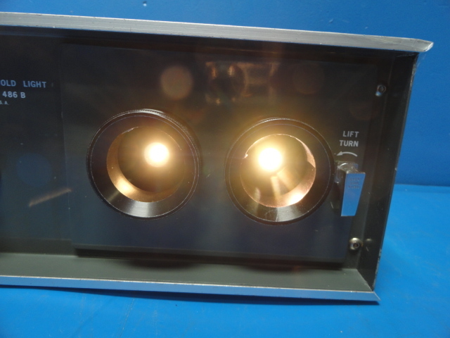 KARL STORZ 486B TWIN COLD LIGHT SOURCE / ILLUMINATOR (10840)