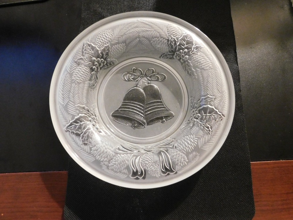 FROSTED BELL AND POINSETTIA CANDY/NUT DISH! e100DXX