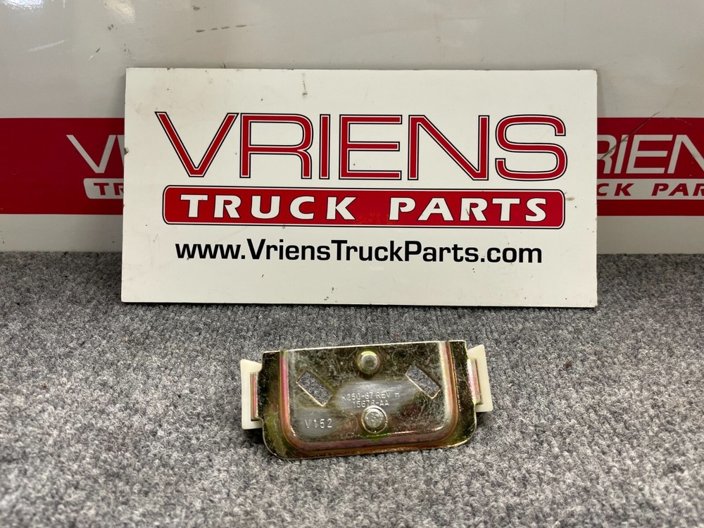 KENWORTH K250-87 PLATE-STRIKER ASSY