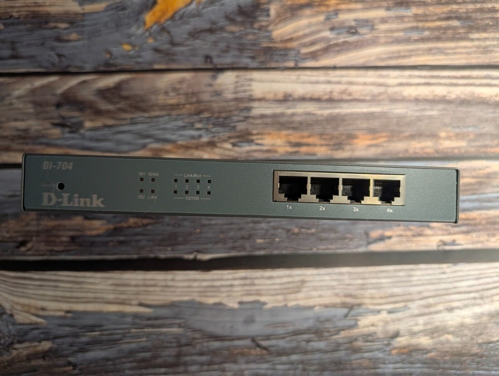 D-Link DI-704 Internet Gateway and Firewall with 4 Port Switch Complete