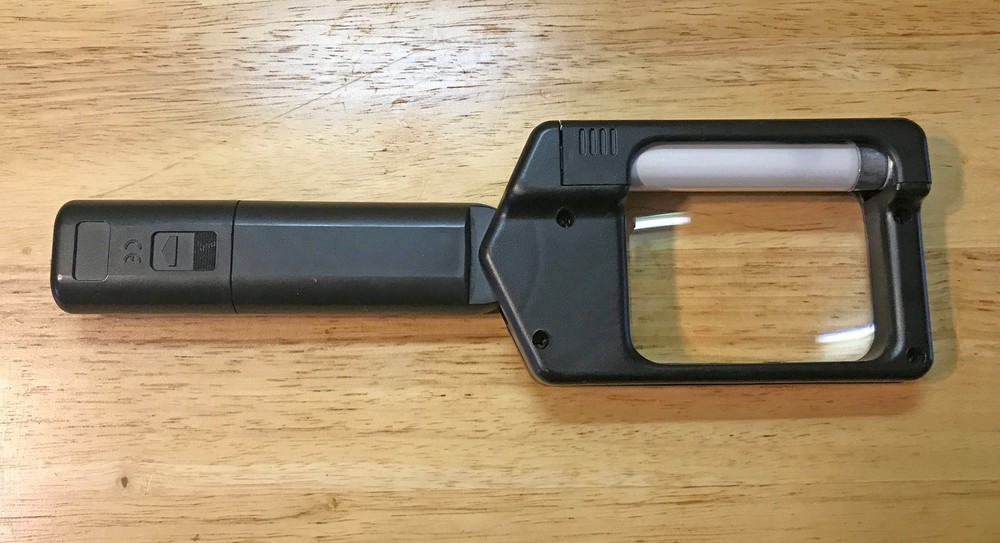 FLUORESCENT LIGHTED HAND HELD MAGNIFIER BATTERY POWERED VINTAGE