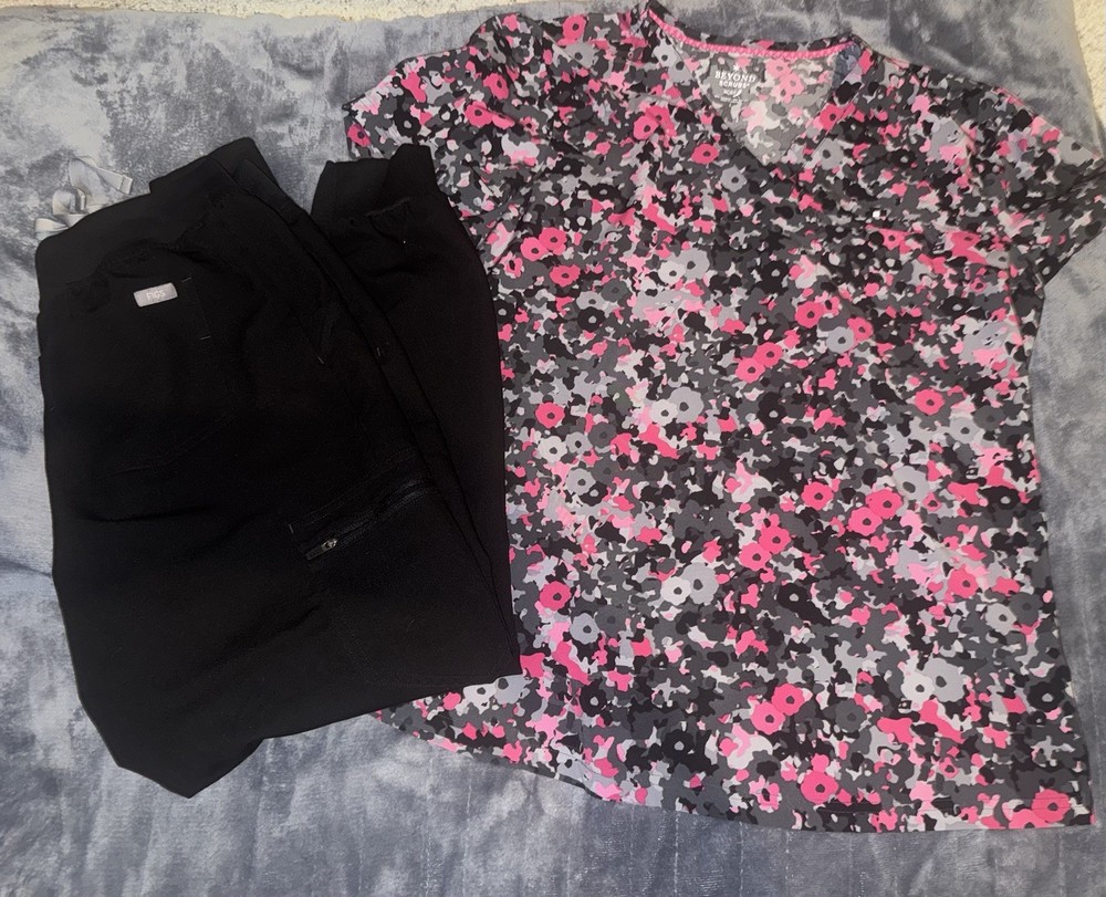 MINT CONDITION SCRUB SET!!  Size L Top- W/FIG PANTS Size (M)