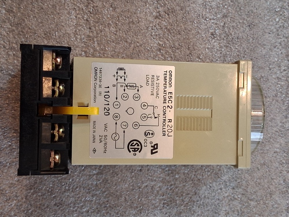 Omron E5C2-R20J Temperature Controller