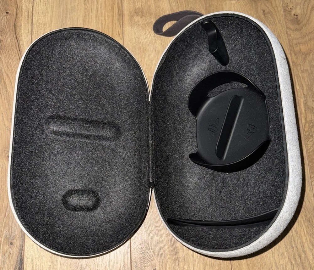 Pre-Owned Official Compact Carrying Case for Facebook Oculus Quest 2