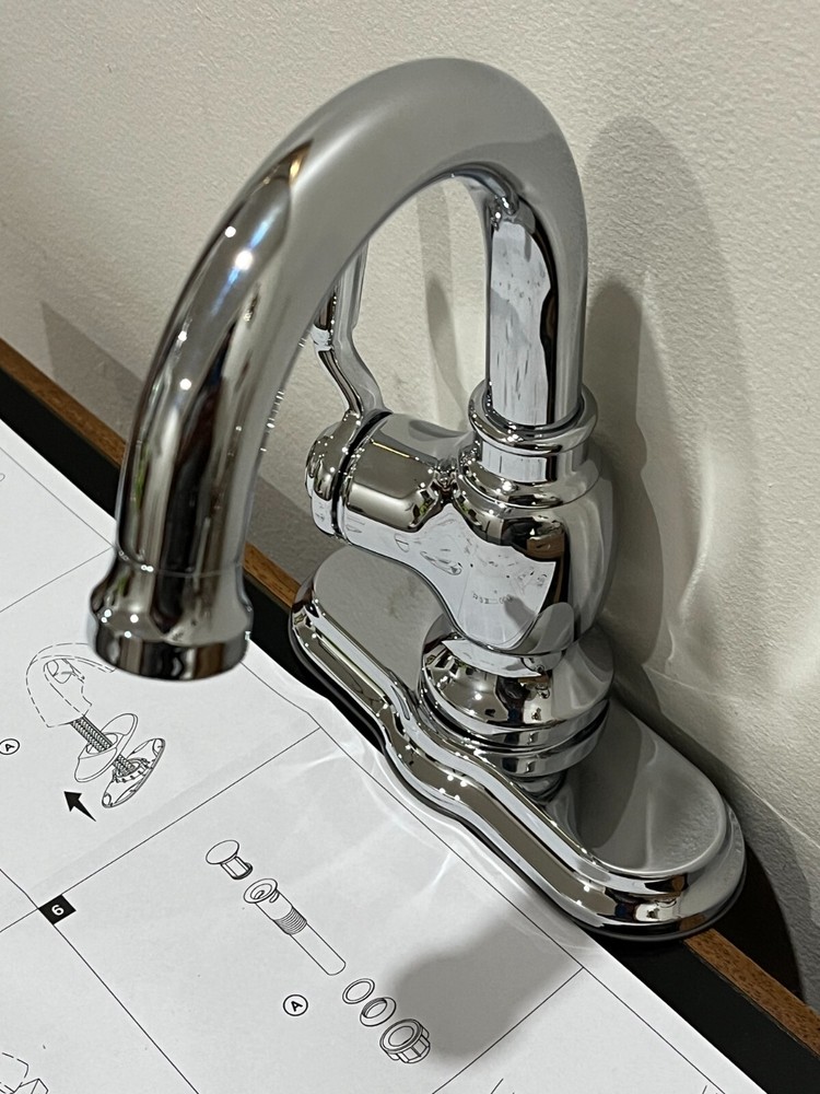 Single Handle Bathroom Faucet in Chrome Finish