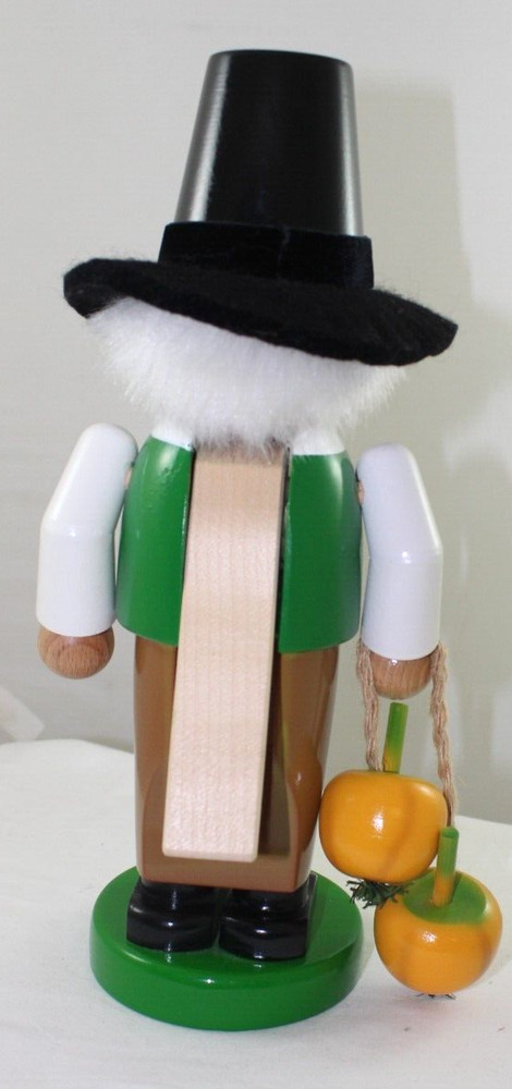 Steinbach German Chubby Pilgrim Carrying Pumpkins 12" Nutcracker Charming