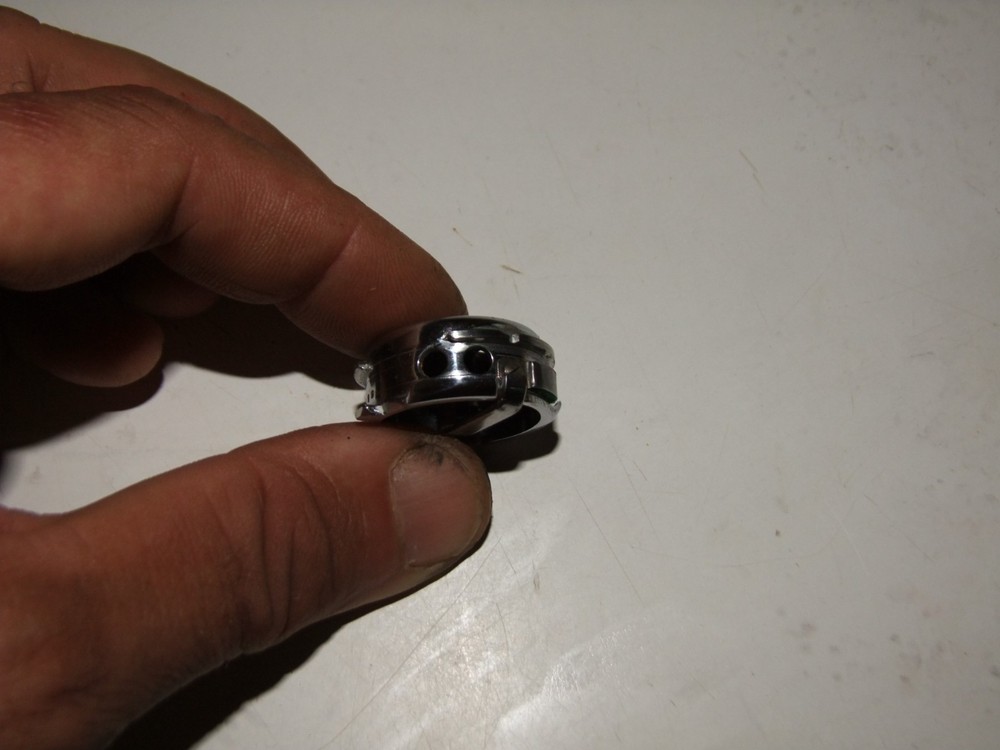 Singer 111W155 235088 original bobbin case