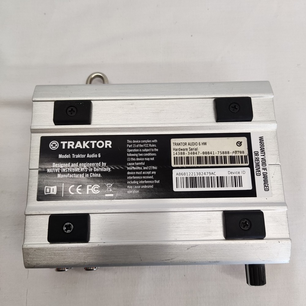 NATIVE INSTRUMENTS TRAKTOR SCRATCH AUDIO 6 DJ AUDIO USB INTERFACE