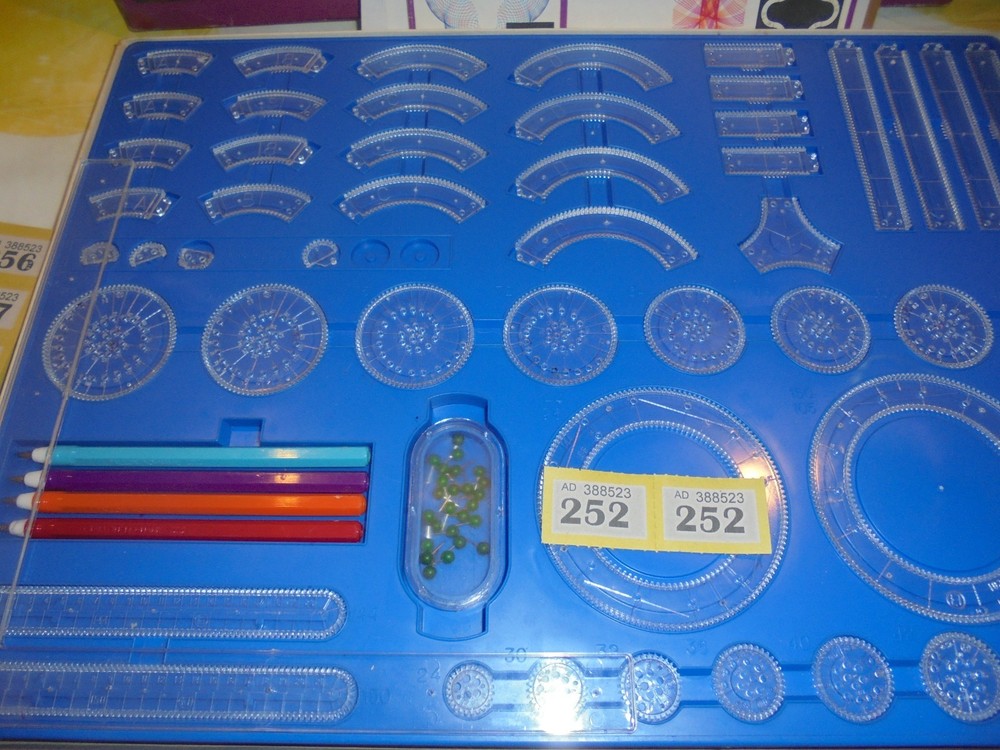 Vintage SUPER Spirograph - WITH ORIGINAL PENS - Missing Some Cogs - (Y252)