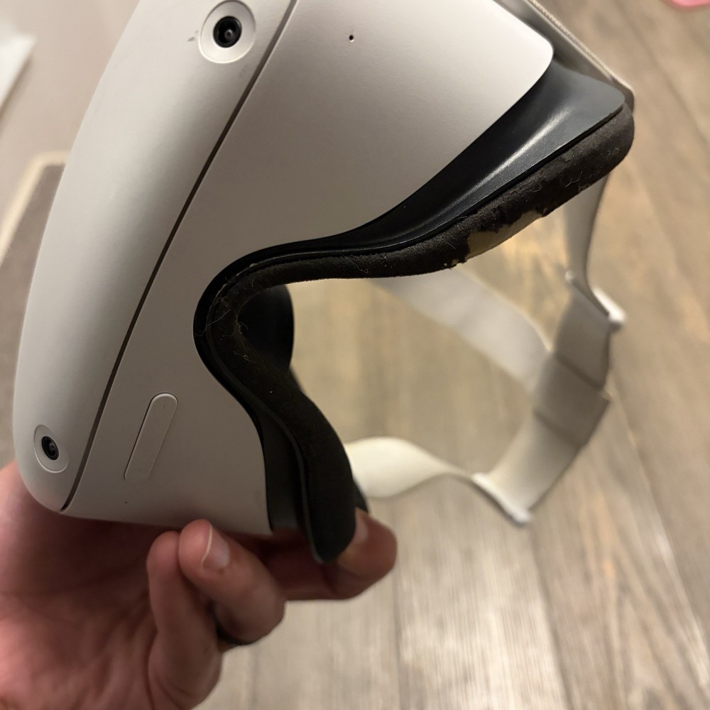 Meta / Oculus Quest 2 256gb with controllers - Fully Functional Needs Face Pad