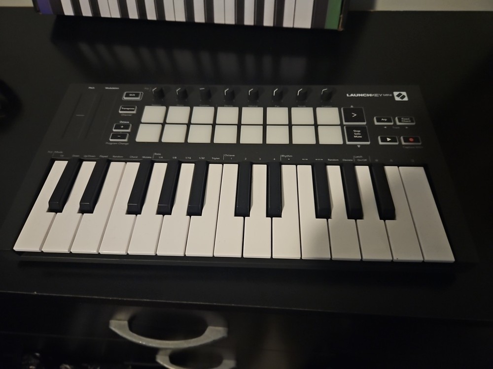 Novation Launchkey Mini Mk3 25 Mini-key Midi Keyboard Controller