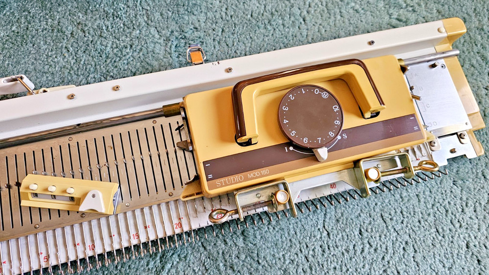 STUDIO CHUNKY KNITTER 150 Knitting Machine