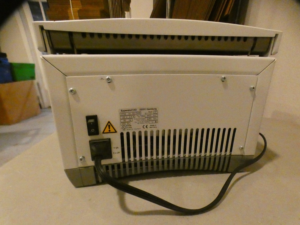 EPPENDORF CENTRIFUGE 5702 Bench Top/Counter Top Powers On, No Error Codes