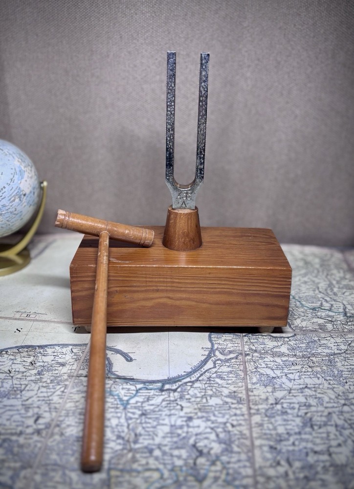Vintage Chrome Tuning Fork – 435 Hz (A Note) – Decorative & Functional