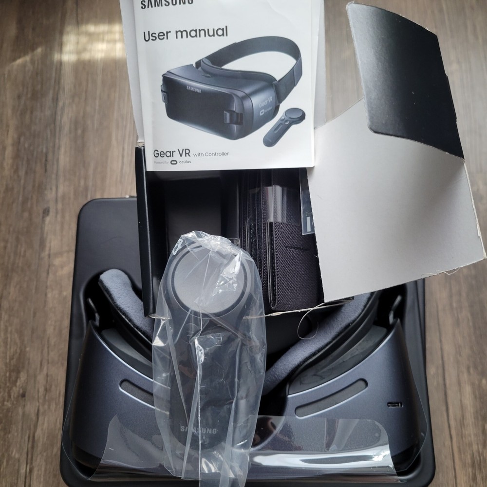 Samsung Gear VR SM-R324 With Controller - Complete - Powered by oculus
