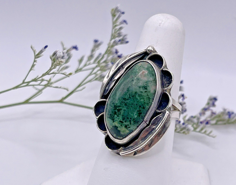 Sterling Silver Green Stone w/ Feathers Ring Sz 7
