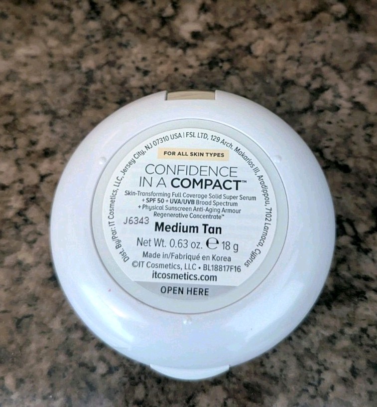 IT COSMETICS Confidence in a Compact MEDIUM TAN Solid Serum Foundation SEALED