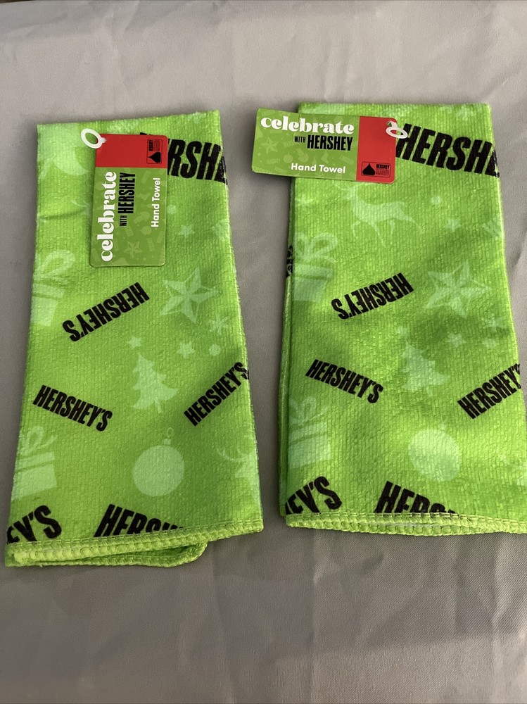 HERSHEYS OVEN MITT & KITCHEN TOWEL SET CHRISTMAS TIME HERSHEY PATTERN NWT