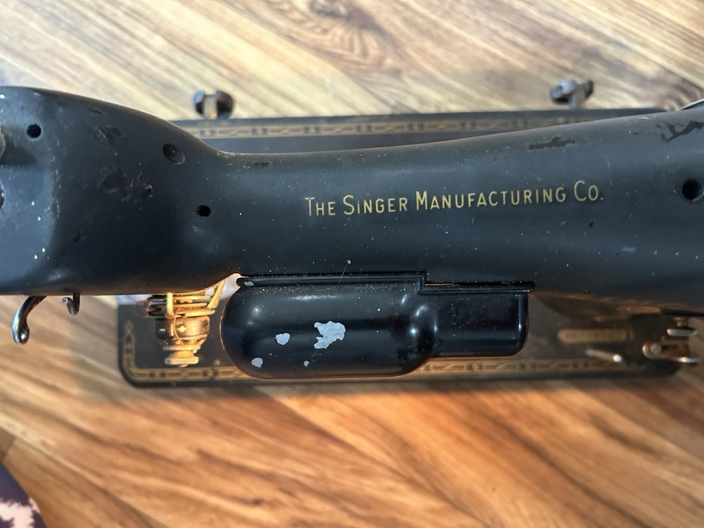 VINTAGE 40’s 50’s SINGER Sewing Machine