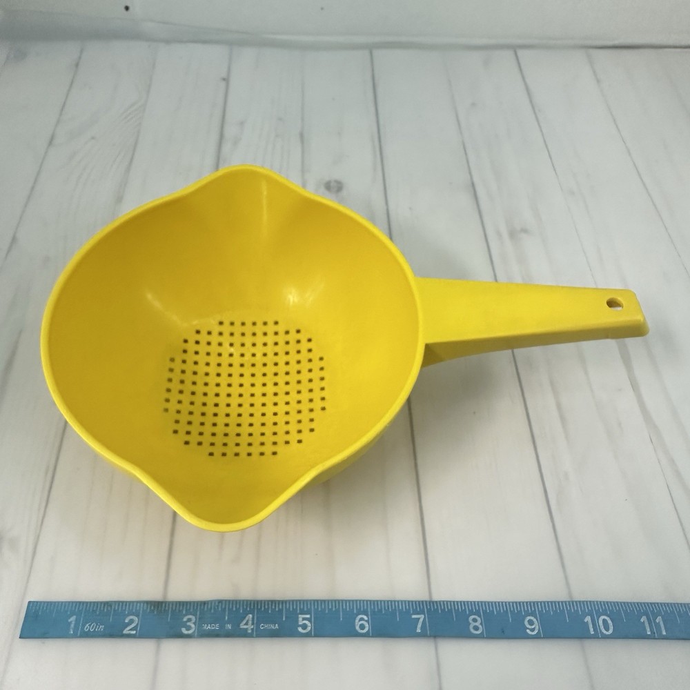 Tupperware Yellow 1 Quart Small Colander Strainer Double Pour Spout #1200-9