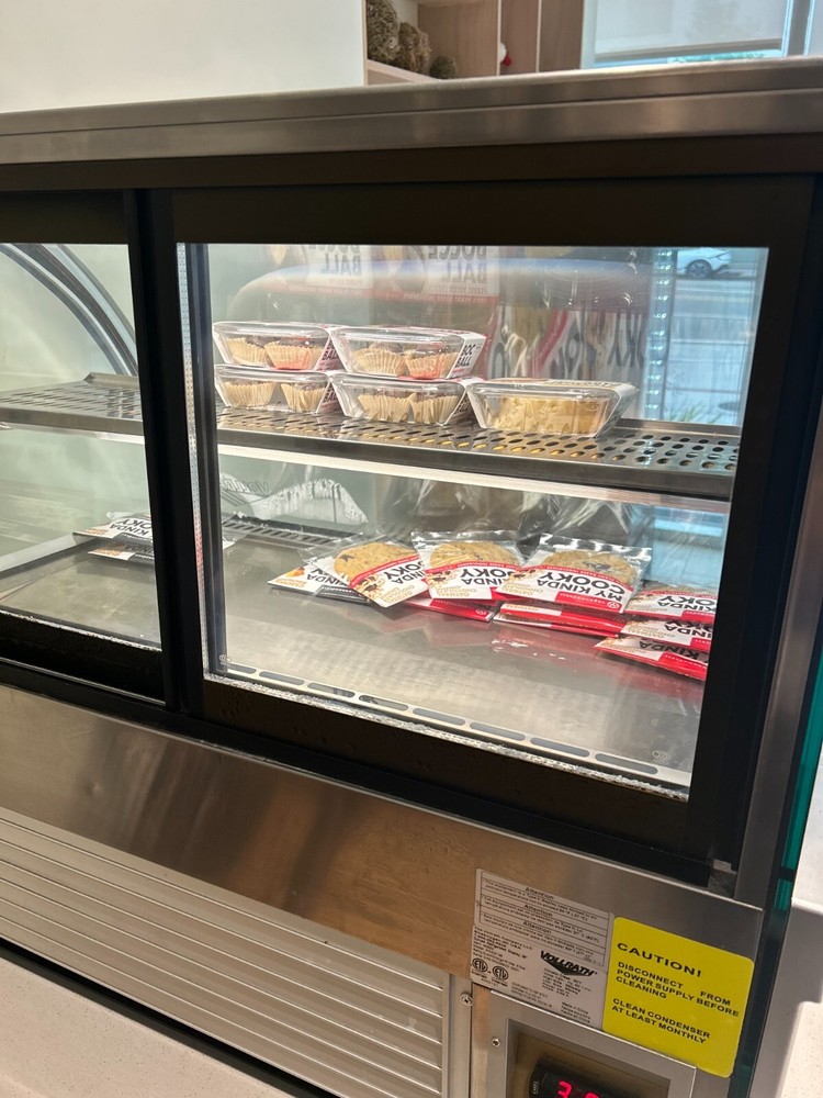 Vollrath 36" Curved Refrigerated Countertop Display Case - 120V