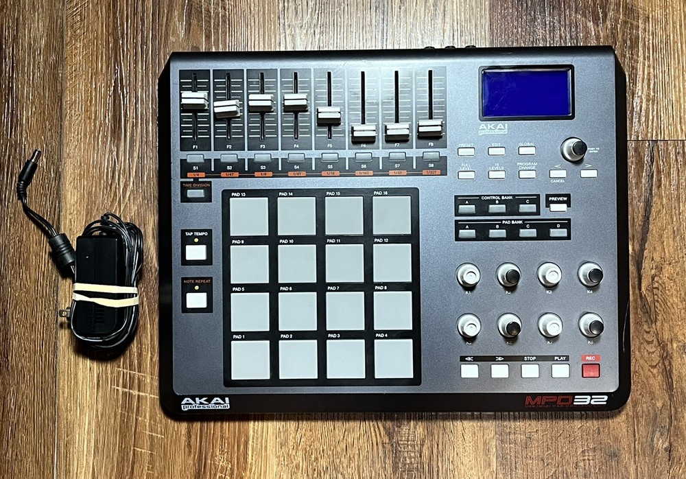 Akai Professional MPD32 USB/MIDI Pad Control Surface Ships from US TESTED