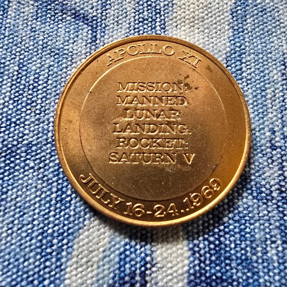 APOLLO 11 COMMEMORATIVE LUCKY COIN