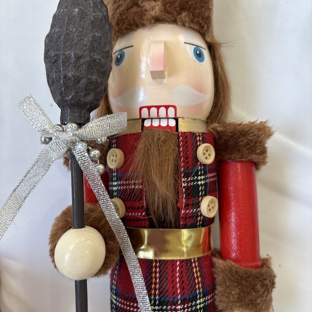15" Nutcracker Figurine, Wood King Nutcracker Soldier Holding Scepter With Bow