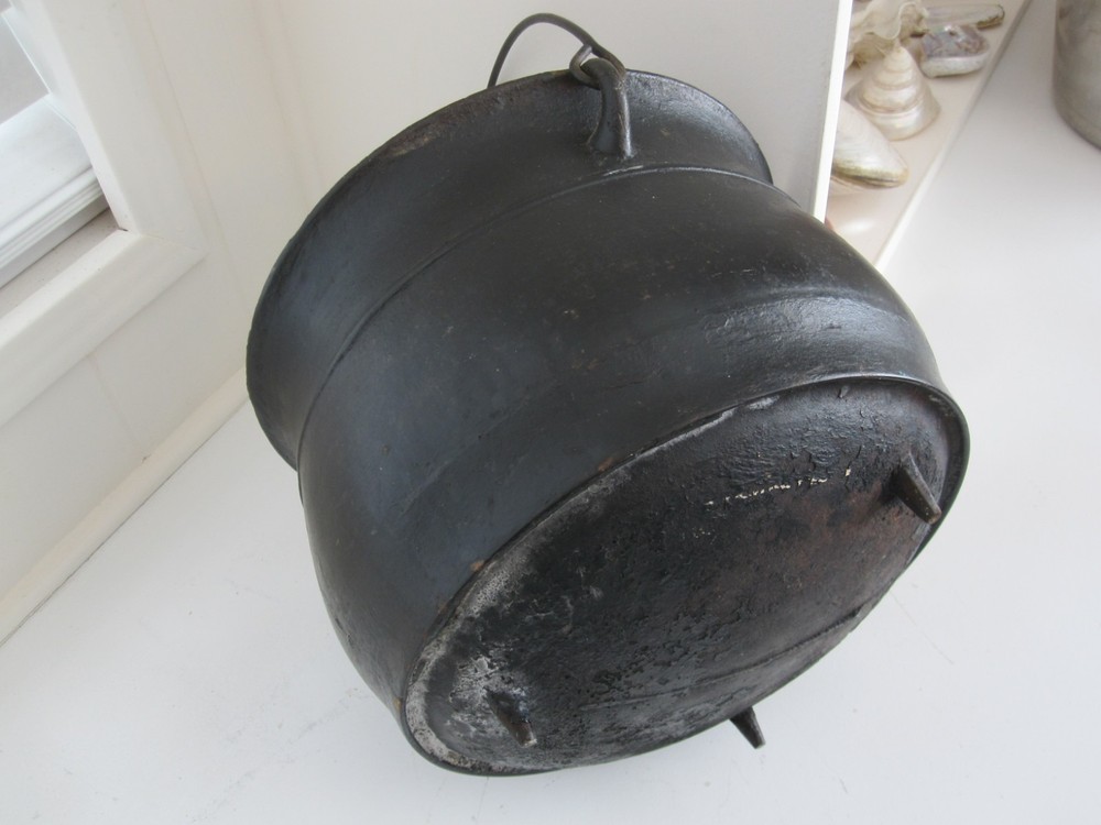 c.1850-90's Cast Iron Cowboy Bean 3-legged Kettle, Gate Mark