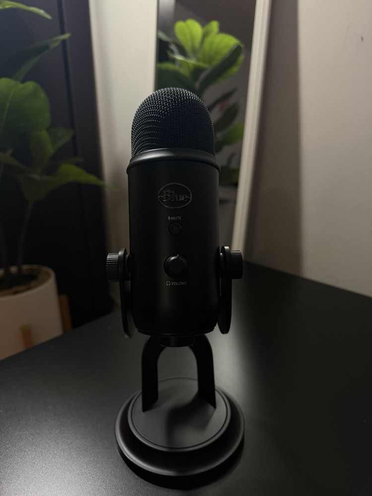 Blue Yeti USB Microphone Black Multiple Polar Patterns Headphone Jack Stand