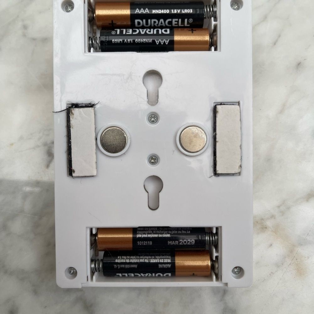 Led light with switch powered by 4 PCs of AAA batteries