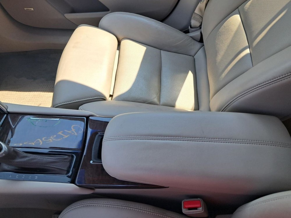 XTS 2016 Glove Box 4793943