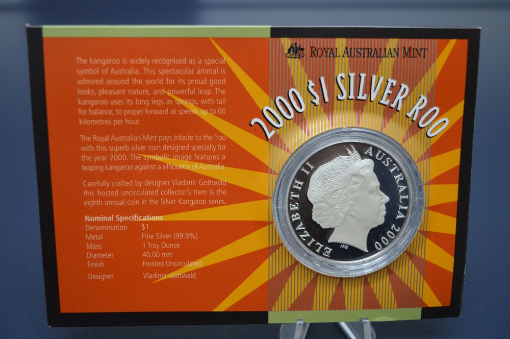 2000 AUSTRALIA $1 KANGAROO - 1oz Silver coin ON CARD