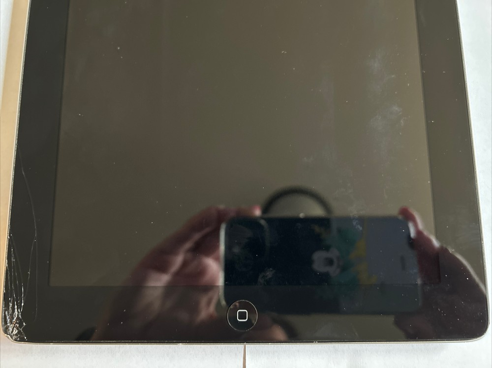 Apple iPad 9.3.6 • 32GB • Unlocked • 9.5in