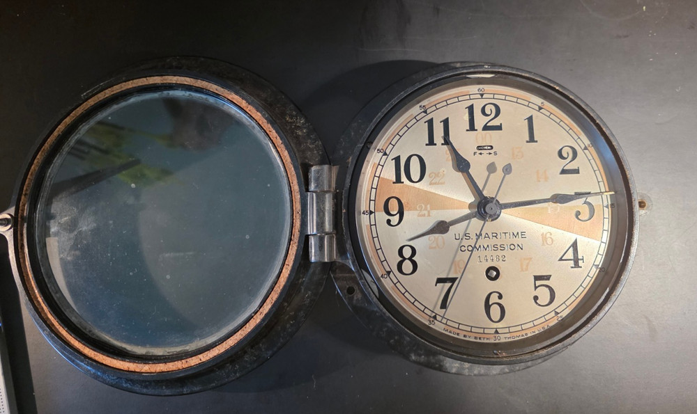 Seth Thomas Ships Clock - Bakelite case with key. Additional hour hand