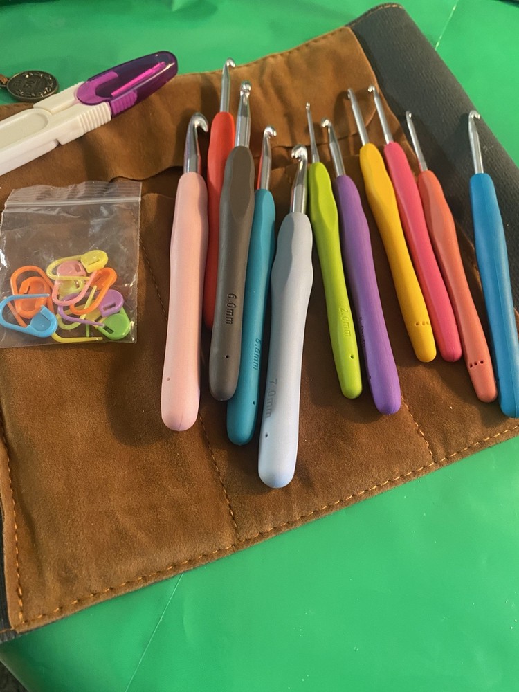 Ergonomic Crochet Hooks 11 PC with wrap Case/accessories Beginners EUC