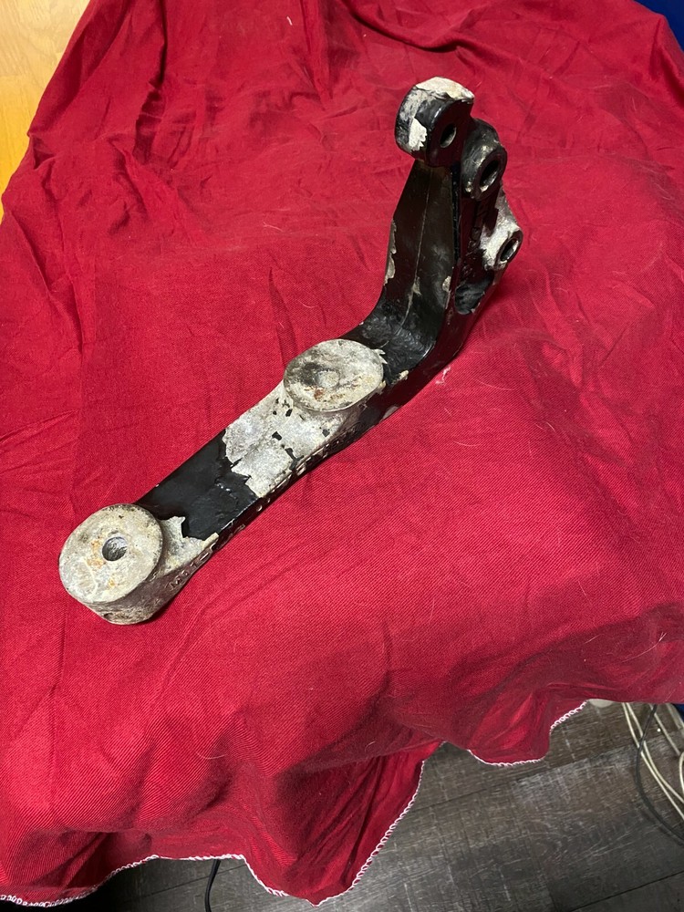 PACCAR MOUNT BRACKET SUPPORT M11 6411 001