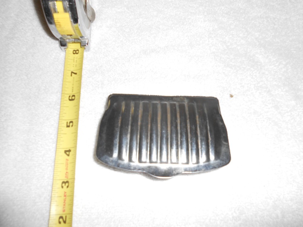 VINTAGE AUTO MAGNETISED CLAM SHELL DASHBOARD CIGARETTE ASHTRAY