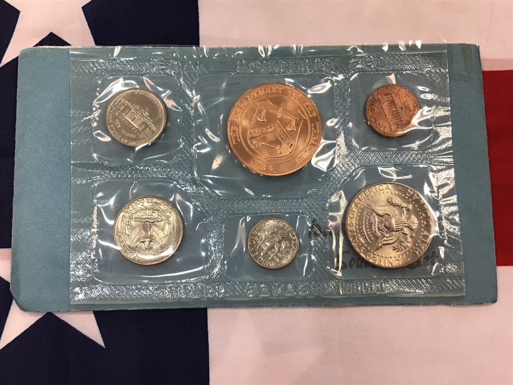 1977-D Official US Mint Souvenir Set with Envelope.
