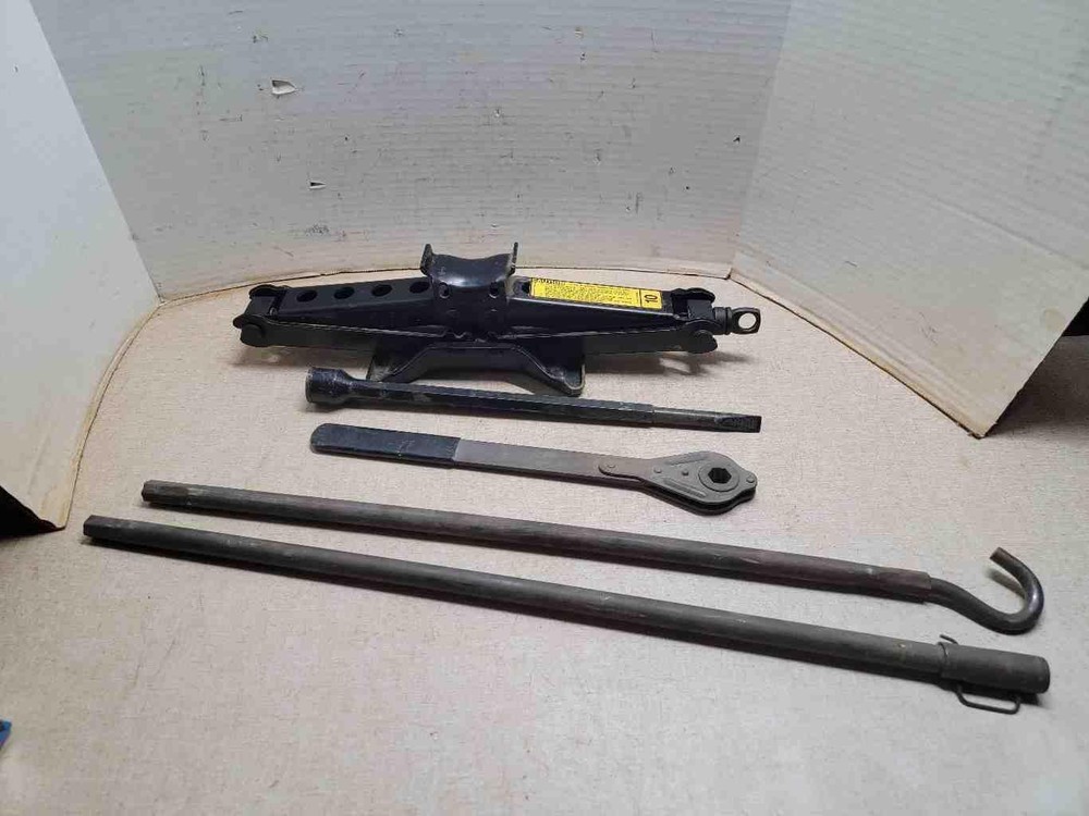 95 96 97 98 99 CHEVROLET SUBURBAN 1500 Jack Assembly WITH TOOLS
