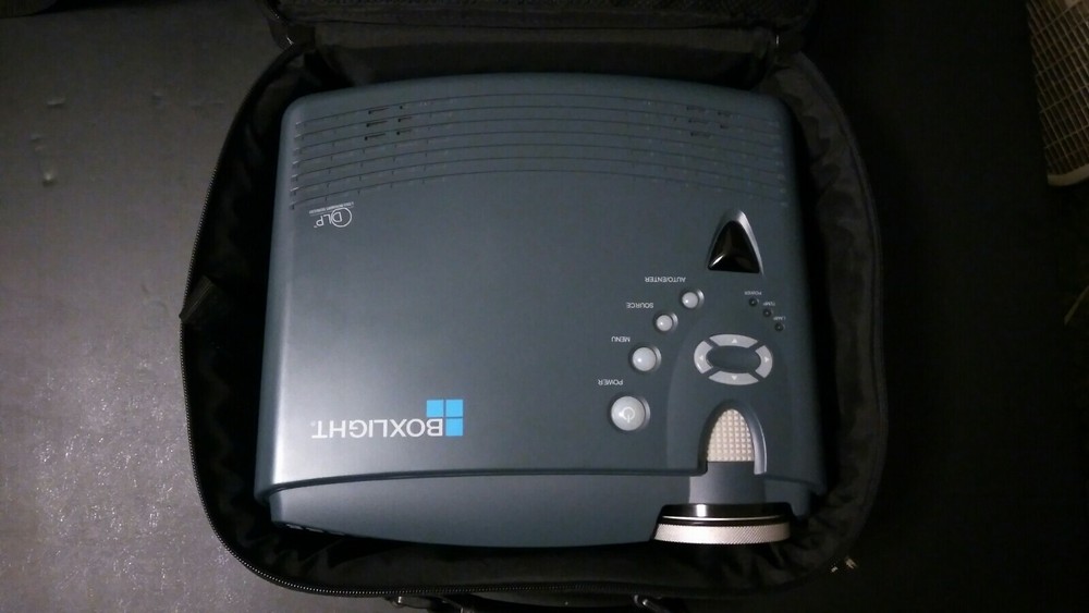 Boxlight CD726C 2500 Lumens 1800:1 Digital Multimedia Projector low hours .