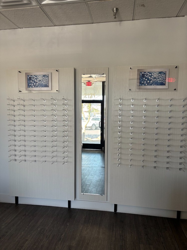 displays shelf with glass doors