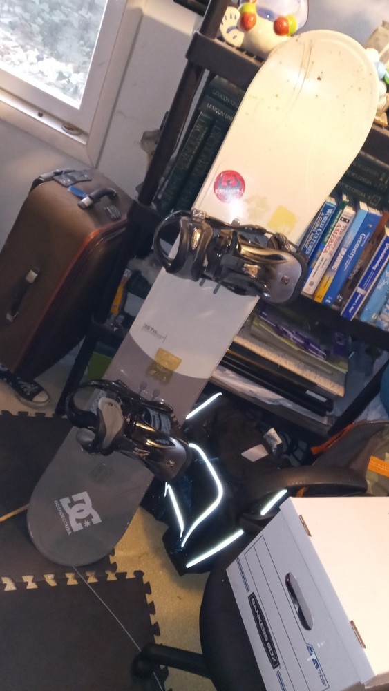 DC Snowboard with bindings