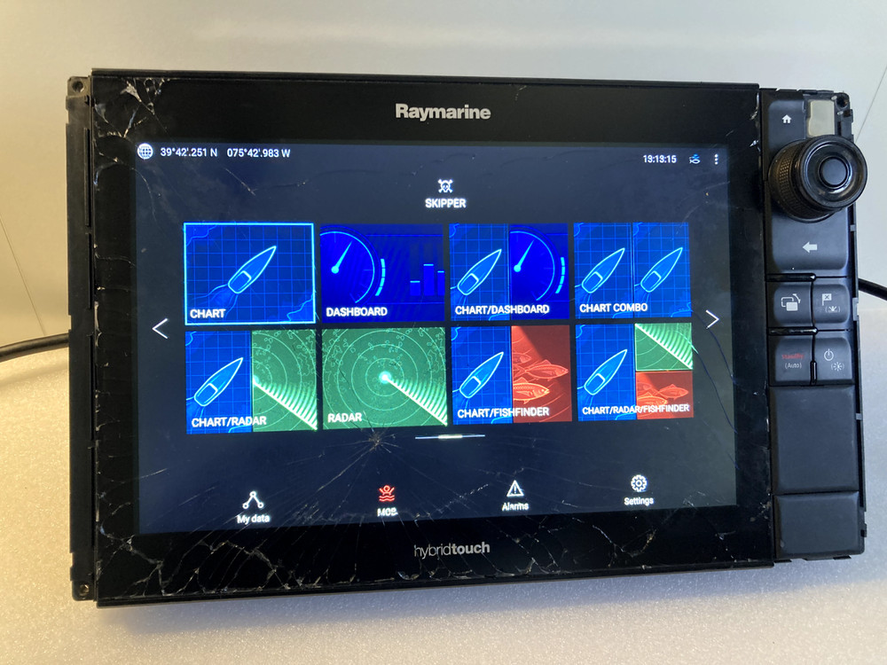 Raymarine eS127 MFD Chartplotter GPS Radar Display E70284 – Works CRACKED SCREEN