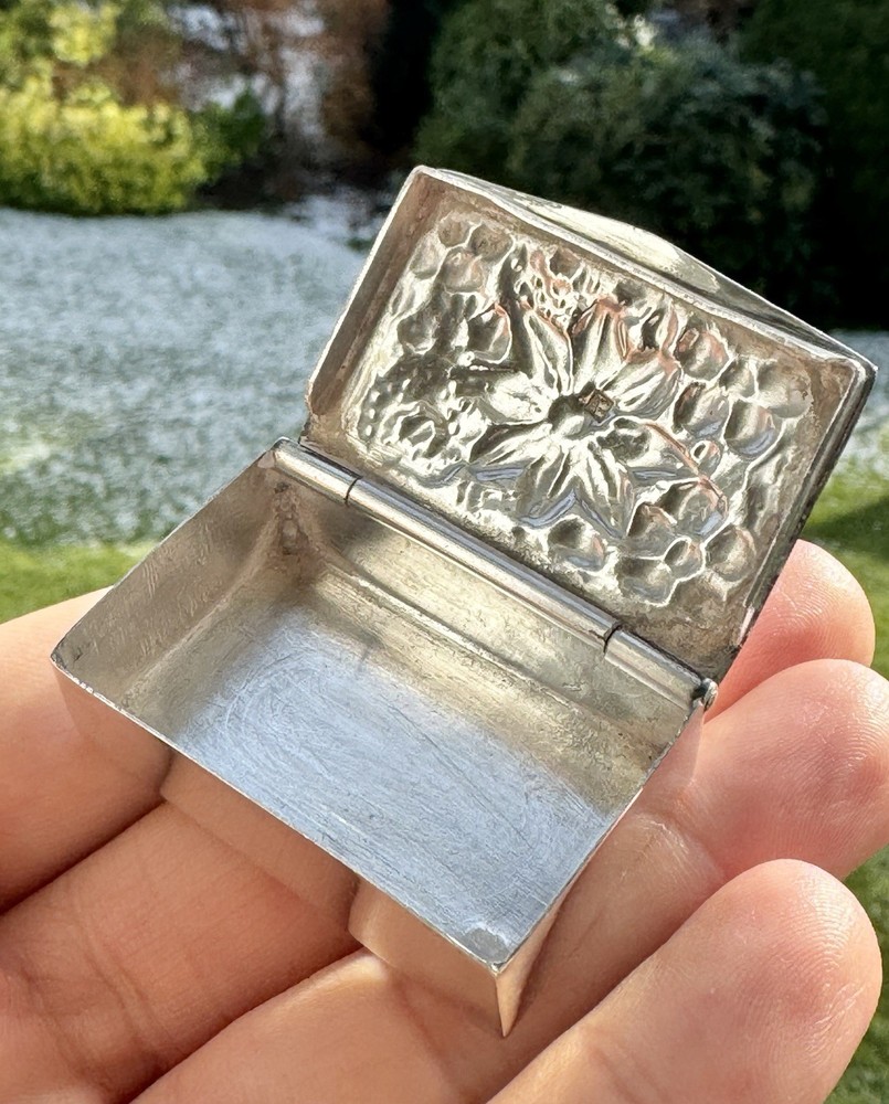 Vintage Solid 900 Silver Floral Design Pill / Snuff Box