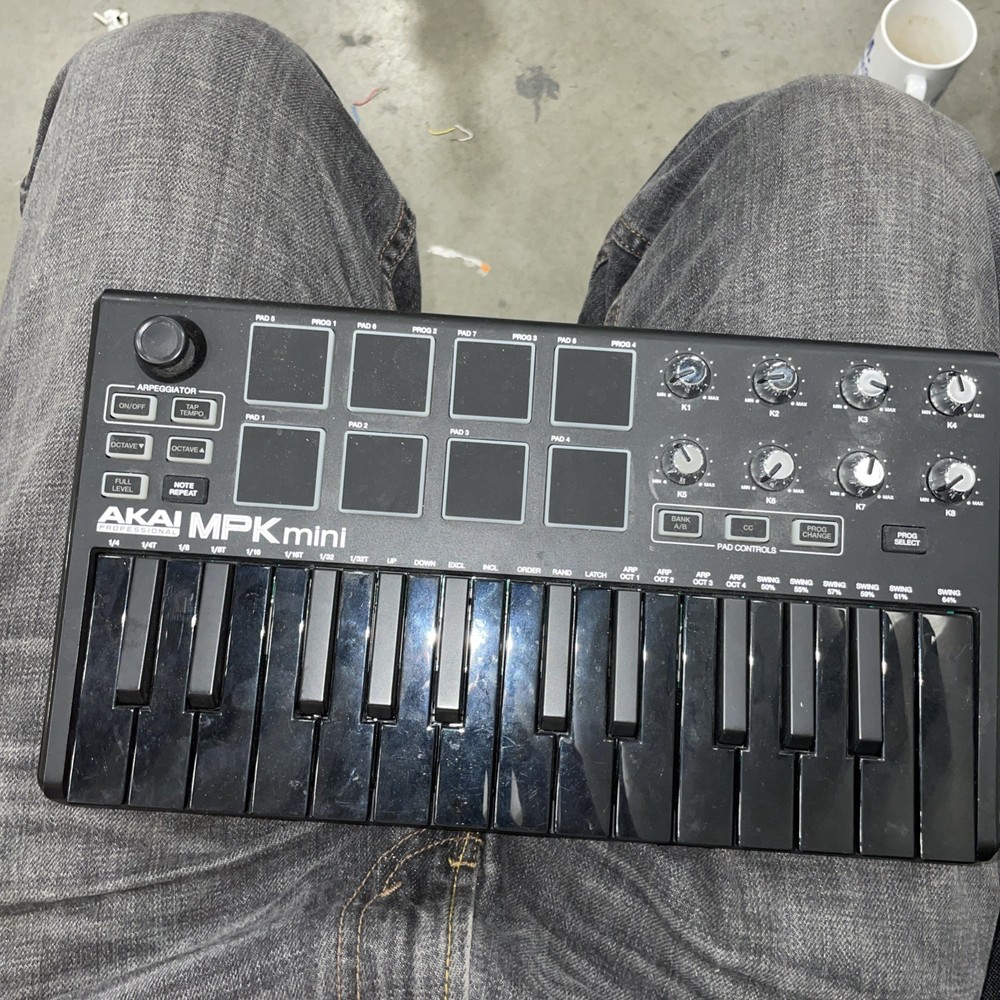 Akai MPK mini 25-Key USB MIDI Keyboard Controller Pad Triggers Knobs